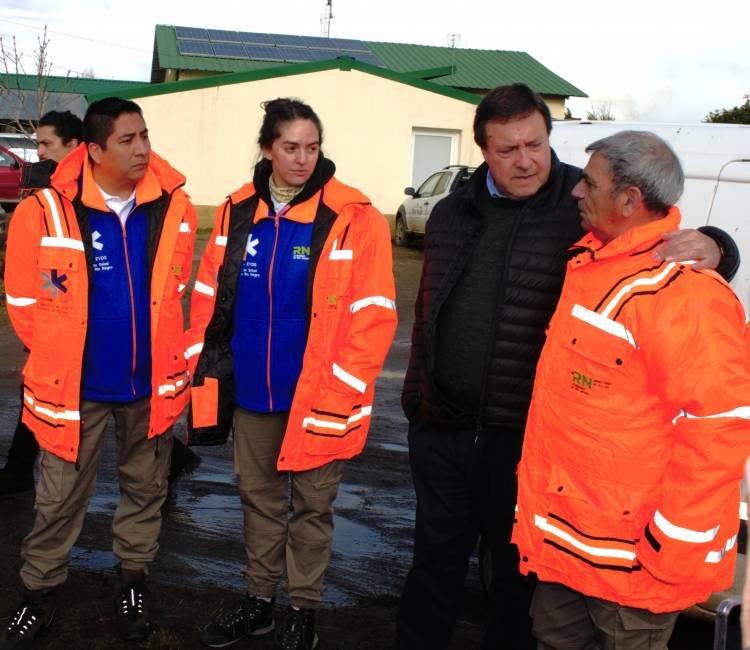 EN DINA HUAPI - Weretilneck entregó ambulancia y ratificó compromiso con la salud pública